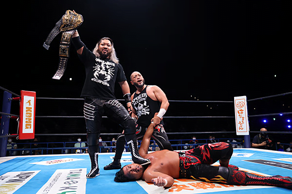 The controversial EVIL challenging IWGP World Heavyweight Champion Shingo Takagi. (@njpwglobal on Twitter)